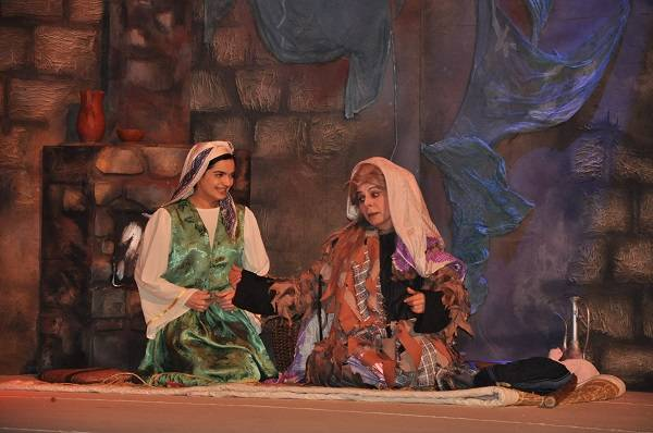 "Göyçək Fatma" tamaşaından fraqment<br> © Gənc Tamaşaçılar Teatrı