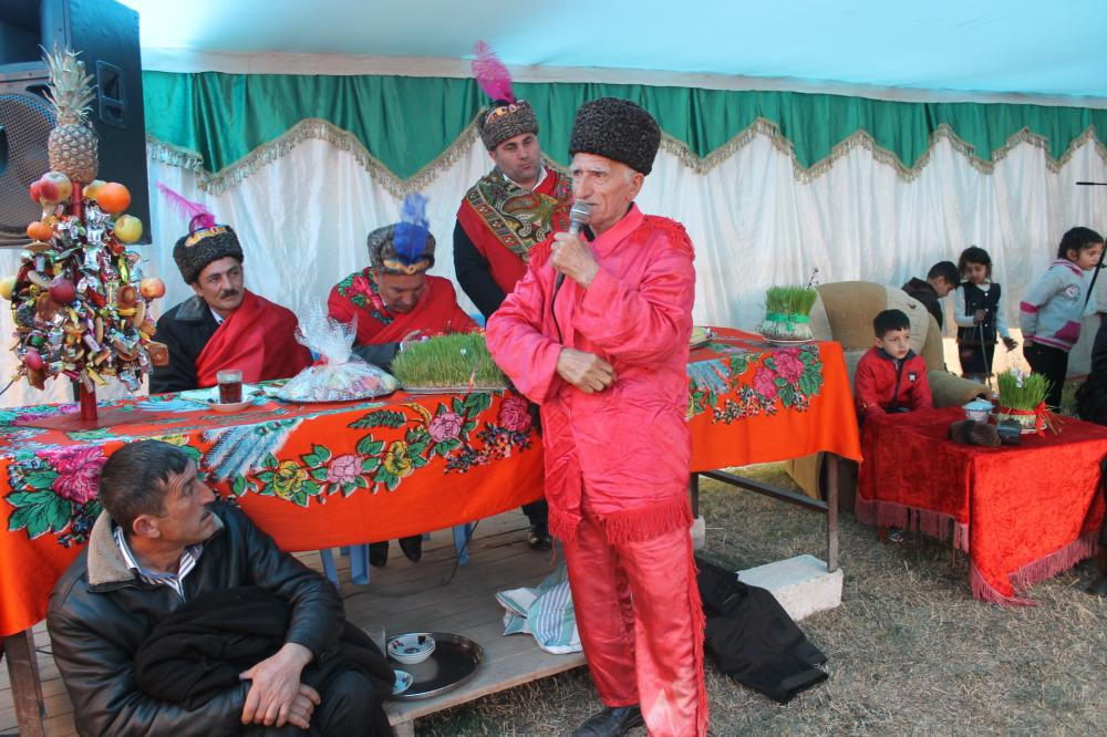 İdris İbayev əski padşah qiyafəsində<br> © İ.Rüstəmzadə/AMEA Folklor İnstitutu, 2014