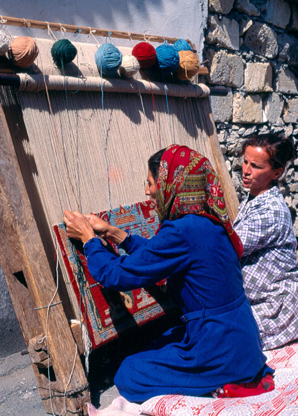 Xalçanın toxunması<br> © R.Tağıyeva/Mədəniyyət və Turizm Nazirliyi, 2005