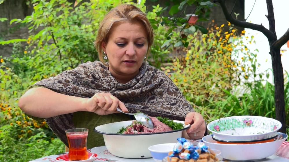 Dolmanın içliyinin hazırlanması<br> © Azərbaycan Mədəniyyət və Turizm Nazirliyi, 2016