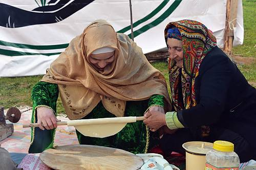 Lavaşbişirmə təcrübəsinin öyrədilməsi<br> © M.Rəhimov/Azərbaycan Respublikasının Mədəniyyət Nazirliyi, 2015