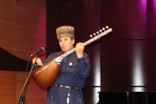 Aşıq Əşrəf Qəriboğlu, "Aslan şahla İbrahim" dastanının ifası zamanı<br> © AMEA Folklor İnstitutu, 2018