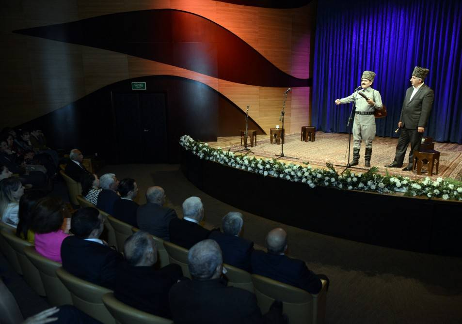 Aşıq Qələndər, "Alı xan və Pəri" dastanının ifası zamanı<br> © AMEA Folklor İnstitutu, 2018