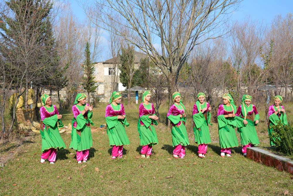 "Əvəsor" folklor kollektivi<br> © Azərbaycan Dövlət İnformasiya Agentliyi (AZRƏTAC)