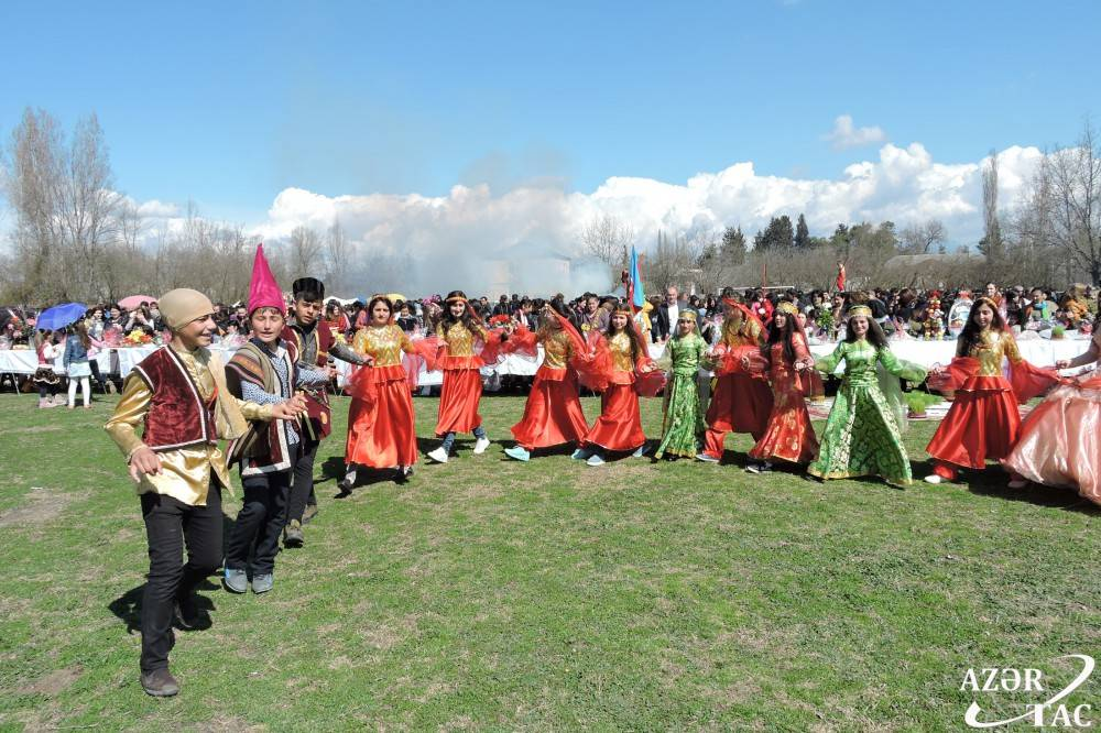 Naxçıvanda keçirilən yallı festivalından çəkilmiş görüntü<br> © Azərbaycan Dövlət İnformasiya Agentliyi (AZƏRTAC)