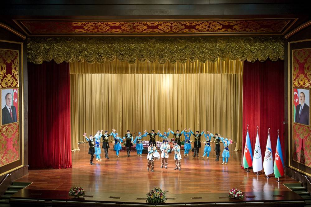 “Şərur” Xalq Yallı Ansamblının çıxışı<br> © Azərbaycan Dövlət İnformasiya Agentliyi (AZƏRTAC)
