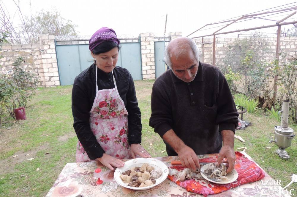 Qoyunun beyini kəllə sümüyündən ayrılaraq yeməyə qatılır<br> © Azərbaycan Dövlət İnformasiya Agentliyi (AZƏRTAC)