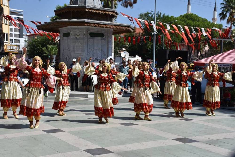 "Halay" kollektivinin Türkiyədə folklor festivalında çıxışı<br> © Azərbaycan Dövlət İnformasiya Agentliyi (AZƏRTAC)